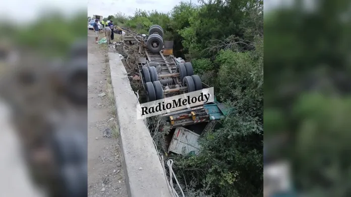  Volcó un camión en Entre Ríos: el chofer fue rescatado y derivado de urgencia