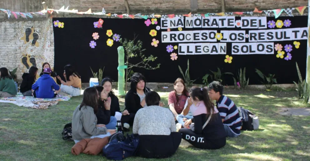  Con juegos y música, adolescentes celebraron la primavera en el Centro de Día de Paraná