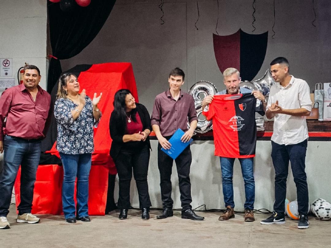  El gobernador acompañó las celebraciones por un nuevo aniversario de Club Isleños Independientes