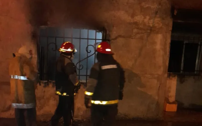  Rosario del Tala: Bomberos sofocaron el incendio que se inició en la cocina de una vivienda familiar