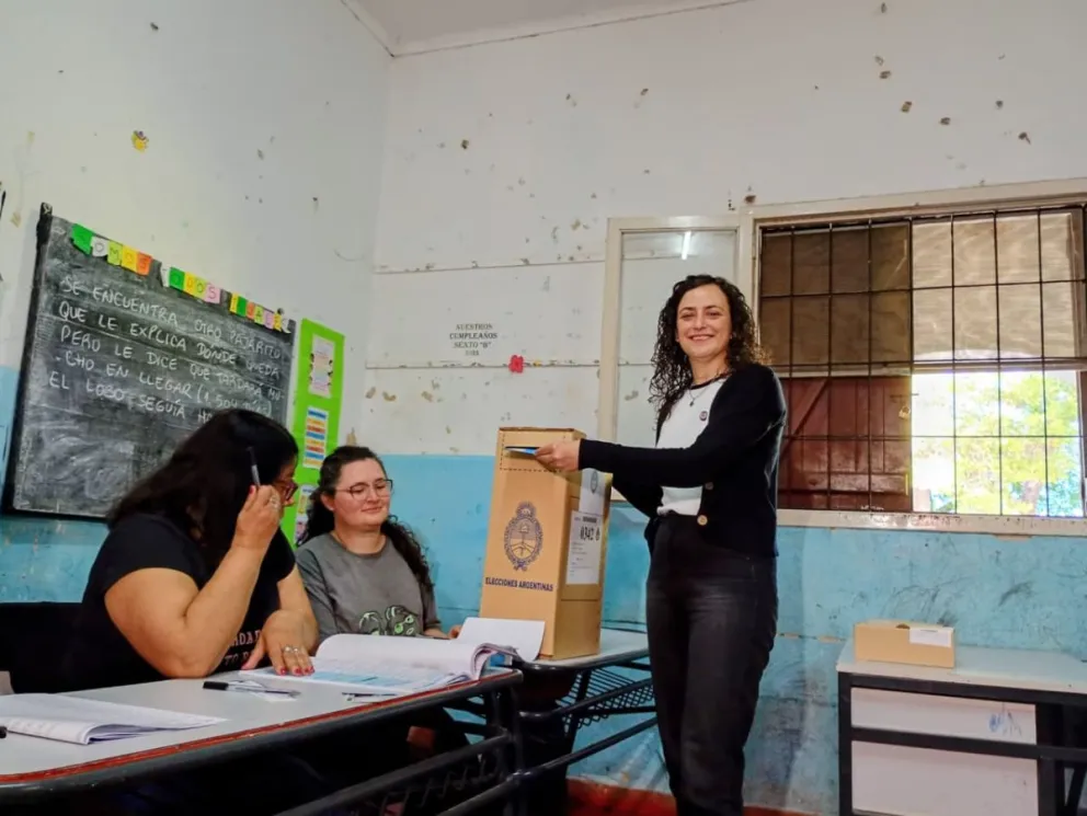  Nadia Burgos, candidata a diputada por el MST, votó  en la Escuela Hogar por la lucha de los trabajadores
