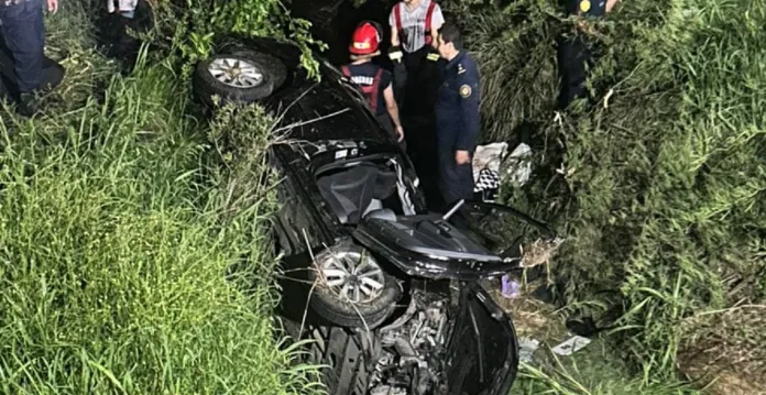  Cayó un auto bajo un puente en Ruta 12 y una mujer de 73 años quedó atrapada