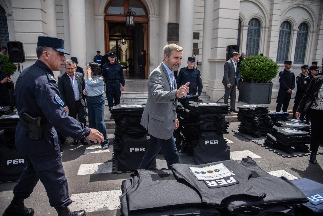  Frigerio distribuyó 1300 chalecos antibalas a la Policía para reforzar la prevención y cuidado de los agentes