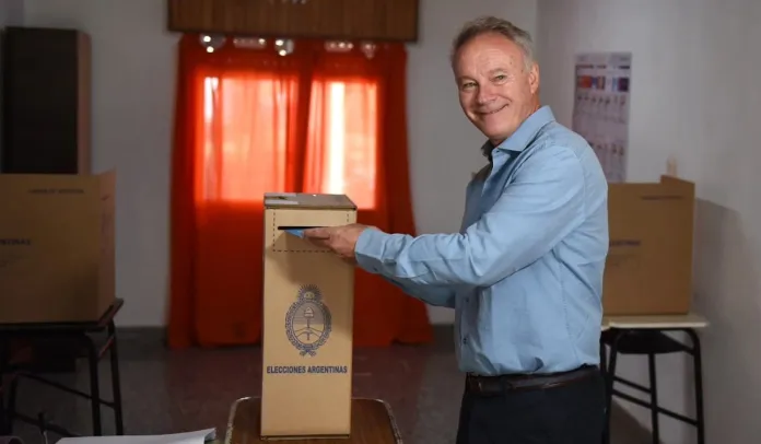  “Invitamos a todos a que vengan a votar, es muy rápido y simple”, destacó Schneider, tras votar en Crespo