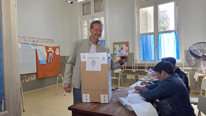  Votó Adán Bahl en Paraná y destacó el “dinamismo” de la boleta única de papel