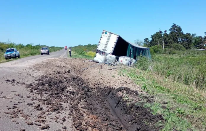  Ruta Provincial 6: Volcó un camión con productos químicos en Entre Ríos