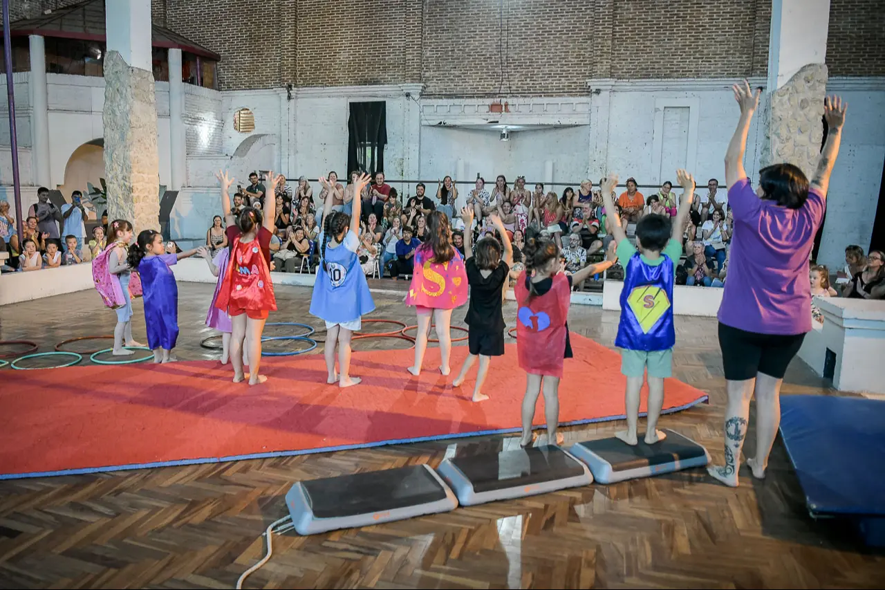  Las infancias brillaron en la muestra anual de la Escuela Municipal Circo Larrisa