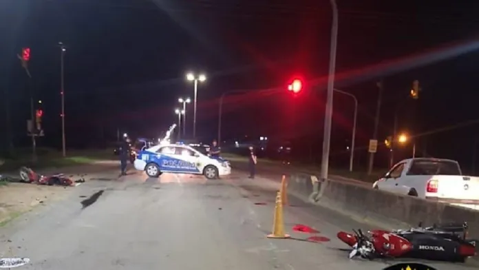  C. del Uruguay: Hospitalizaron a tres motociclistas tras violento choque en un cruce