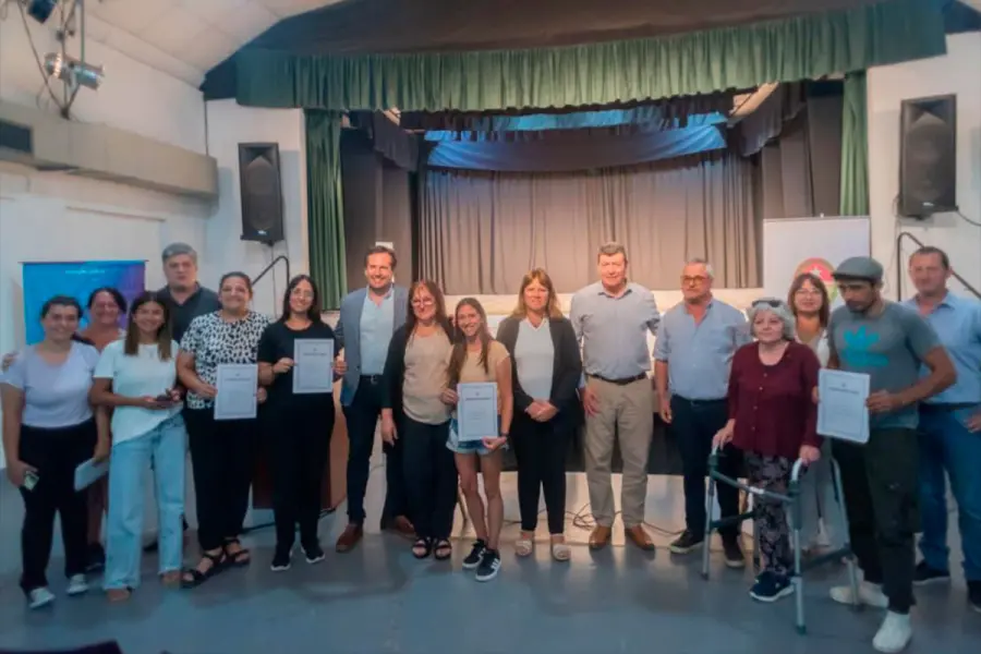  Familias de Villa Paranacito y Larroque rubricaron las escrituras de sus viviendas del IAPV