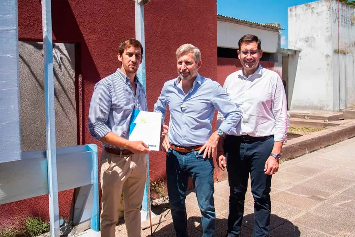  Con el acompañamiento de Frigerio, Enersa entregó termotanques y una estación solar en Feliciano