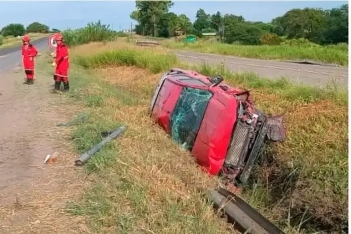  Una camioneta despistó y cayó en una zanja en la Ruta 18