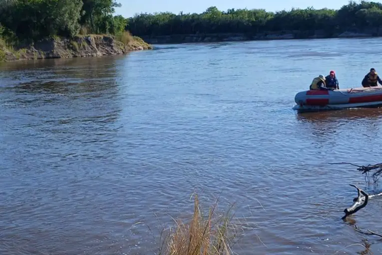  Buscan a dos personas en el río Gualeguay, a la altura de Rosario del Tala