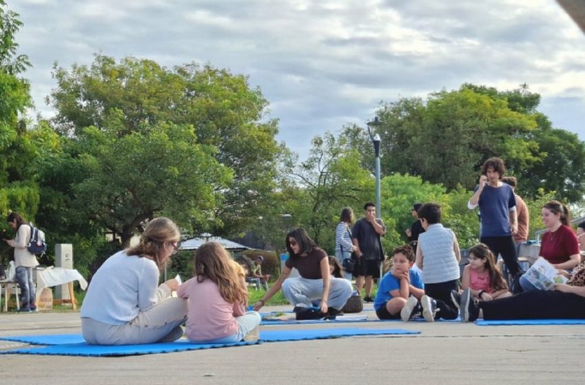  El Picnic Literario volvió a convocar a vecinos en el Parque Lineal Sur