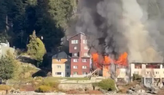  Un incendio destruyó un histórico hotel de Bariloche y evacuaron a todos los huéspedes