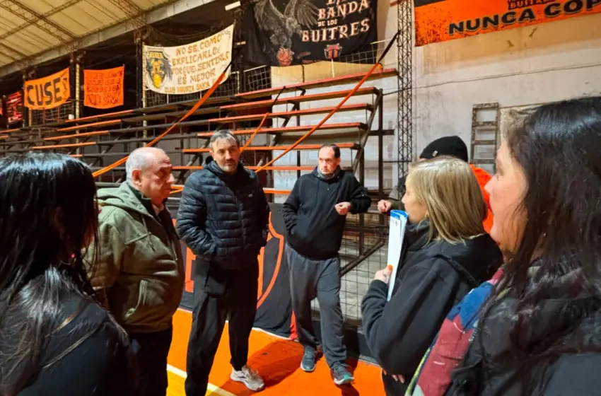  Santa Elena: Rossi entregó un aporte económico al Club Urquiza por su participación en la Liga Federal de Básquet
