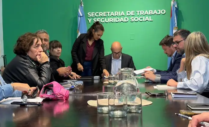 El Gobierno provincial convocó a estatales y docentes a mesa paritaria