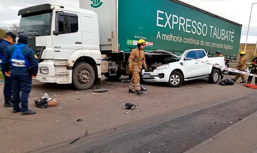  Dos personas fallecieron tras el choque entre una camioneta y un camión en la Autovía 14