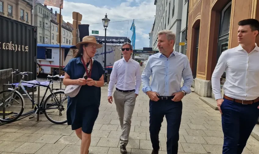  Frigerio en Hamburgo y comienza a desarrollar su nueva visita oficial