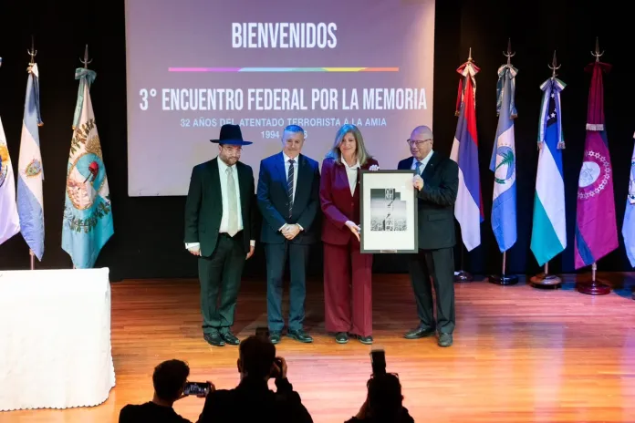  Paraná suscribió un compromiso con AMIA por la memoria y contra la impunidad