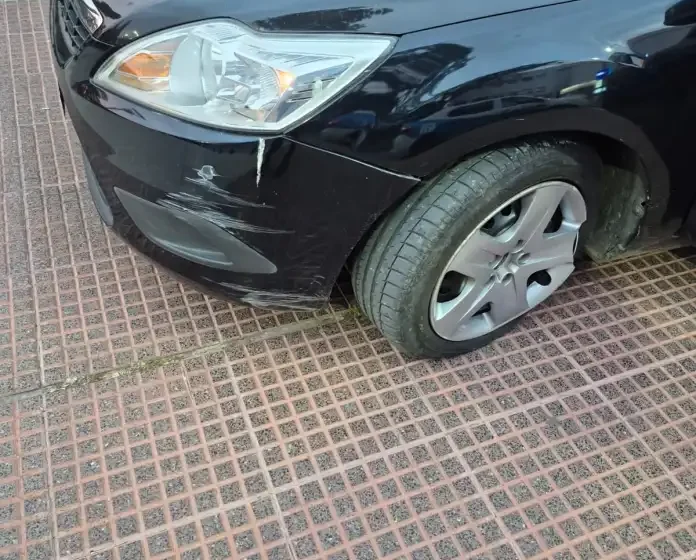  Agarró contramano, se subió una plaza y chocó una puntera