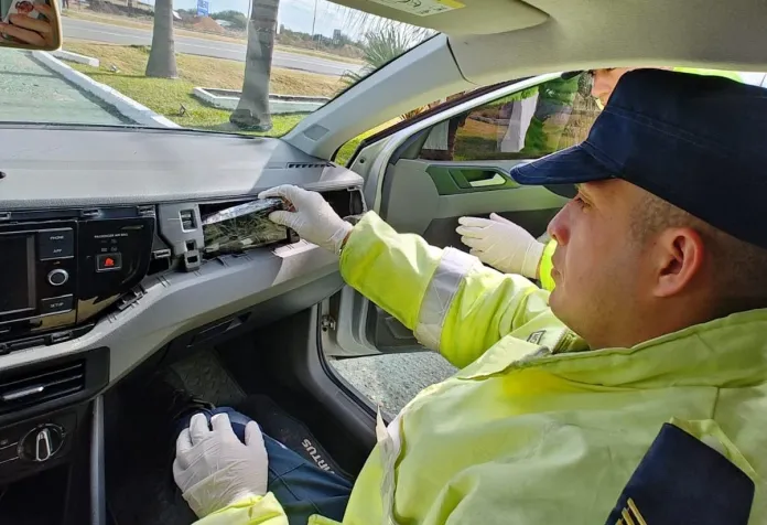  Ocultan 70 celulares en el tablero de un auto y son descubiertos en un control vial