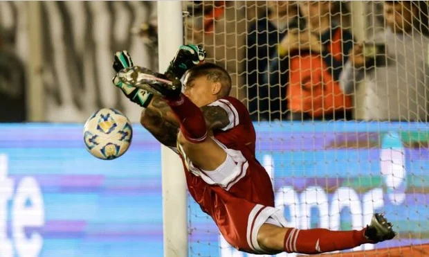  “Nacho” Arce se convirtió en héroe y Riestra está en octavos de la Copa Argentina