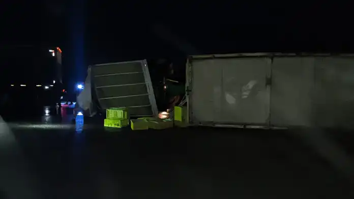  Despiste y vuelco de un camión con acoplado en la Autovía Artigas