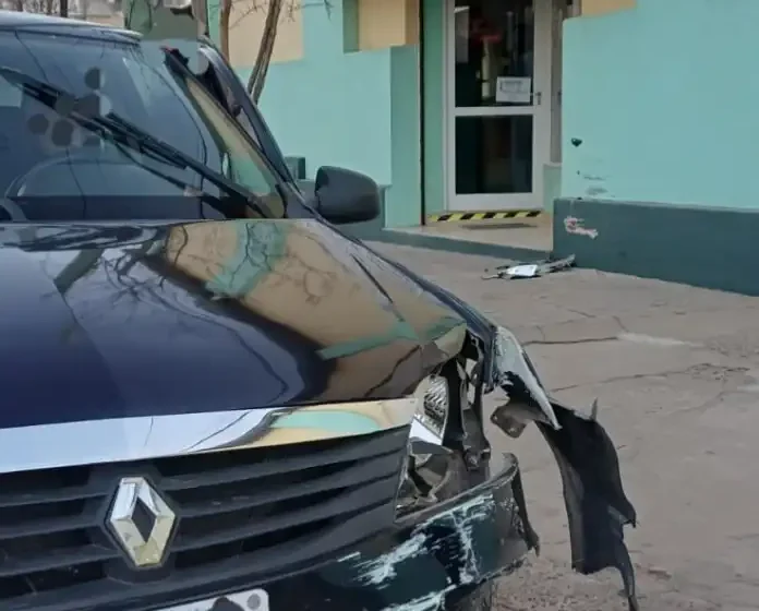  Diamante: Intentó esquivar un perro, perdió el control de su auto y chocó un comercio