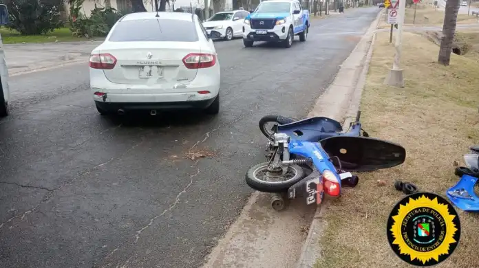  Villa Libertador San Martín: Motociclista chocó contra un auto y fue hospitalizado