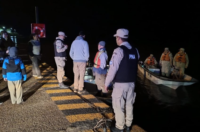 La Paz: Prefectura asistió a una familia que quedó atrapada por camalotes en un riacho del río Paraná