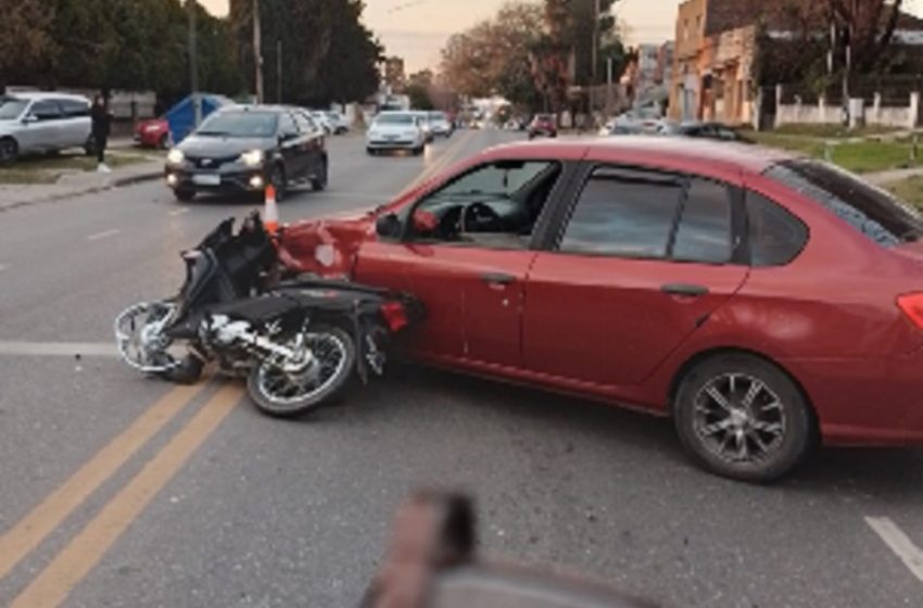  Choque entre moto y auto en Avenida Zanni