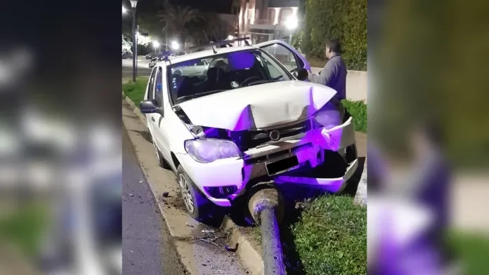  Una mujer chocó y volteó una columna en pleno Parque Urquiza de Paraná
