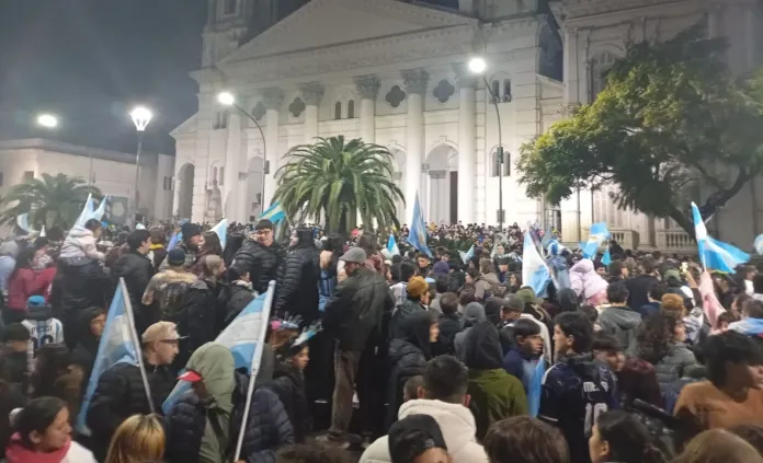  Más de 3.000 personas festejaron en Paraná y la Policía se prepara para el partido ante Inglaterra