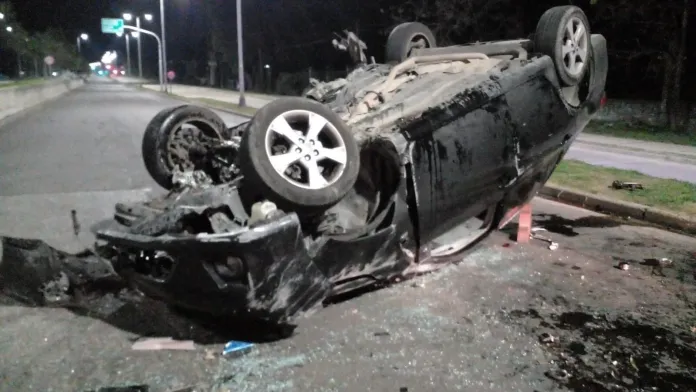  Grave accidente en el Acceso Sur de Paraná: Un auto volcó y el conductor fue hospitalizado