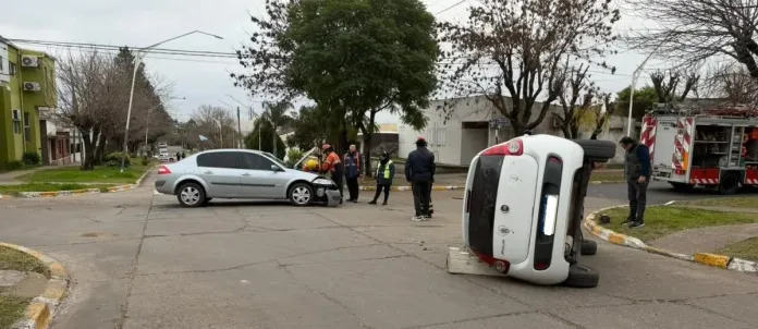  Chocaron dos autos en Crespo: uno volcó y trasladaron a un conductor
