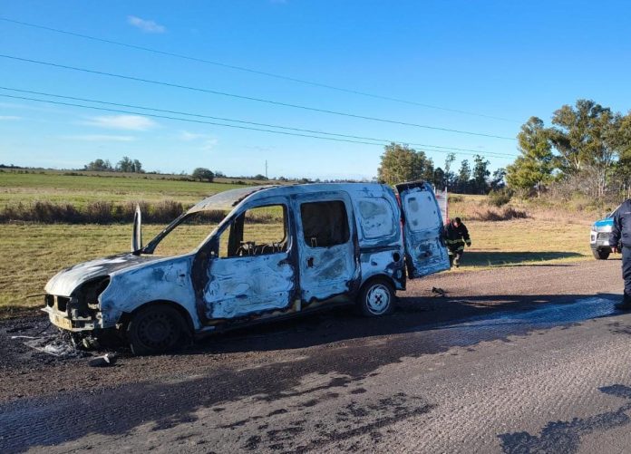  Se incendió un vehículo sobre Ruta 12