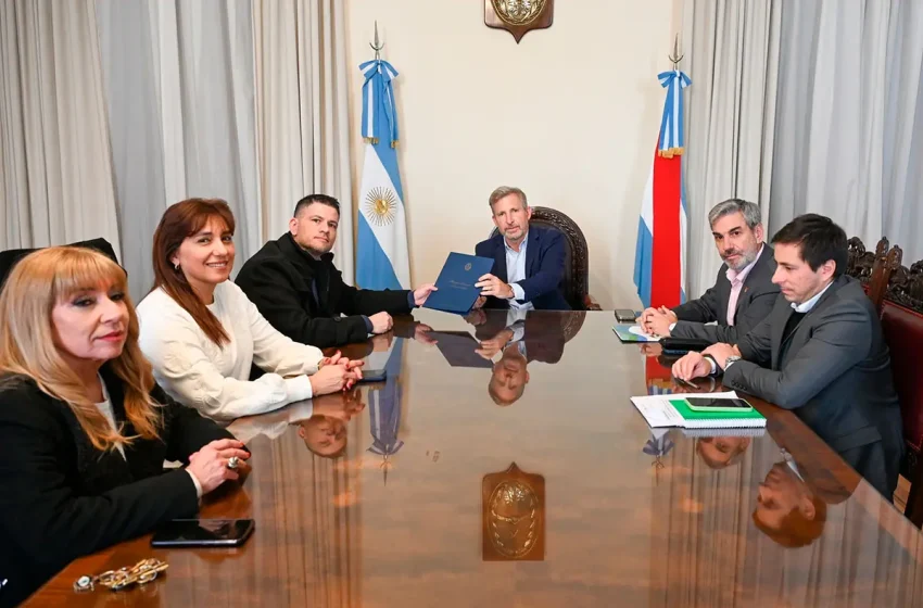  Frigerio firmó con el intendente de Feliciano un convenio para financiar obras de infraestructura sanitaria