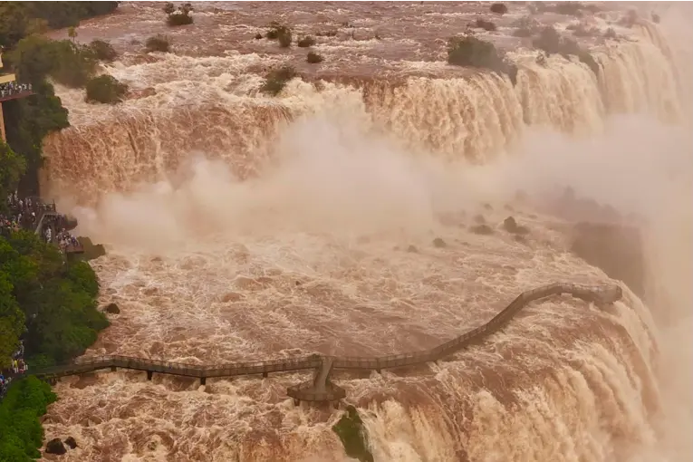  Desarmaron las pasarelas de la Garganta del Diablo por la crecida del río Iguazú