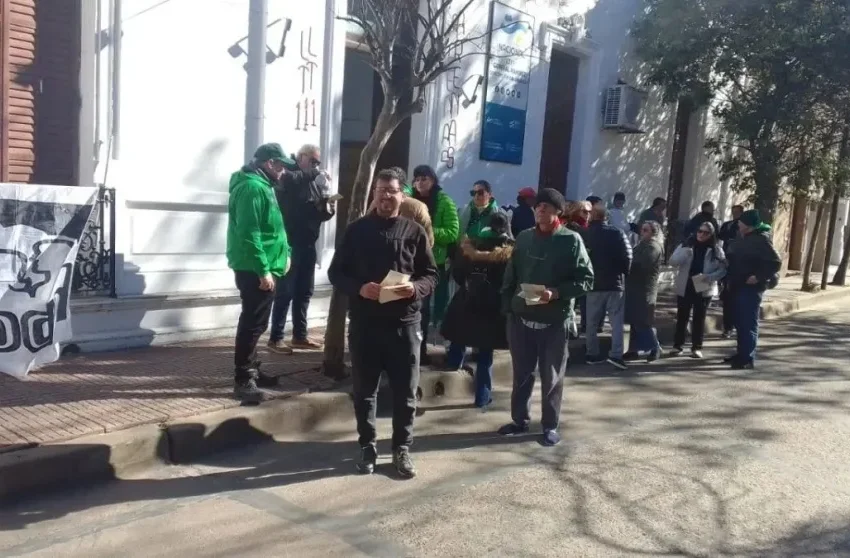  Trabajadores de LT11 alertan que los salarios básicos no superan los $500 mil