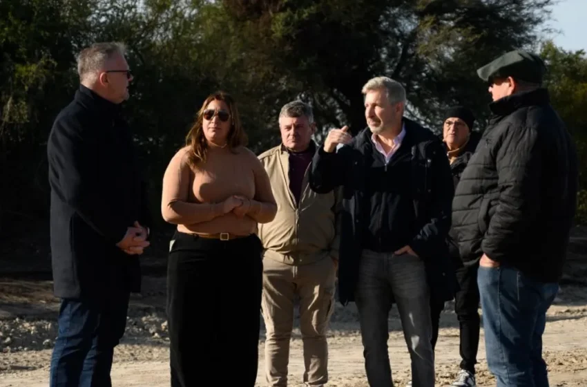  Frigerio recorrió las obras en el acceso pavimentado a Puerto Curtiembre