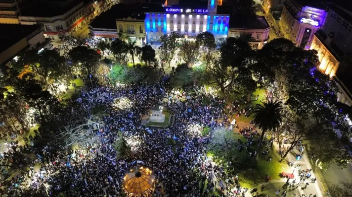  Cientos de concordienses festejaron en la plaza: la Policía destacó el operativo y el comportamiento