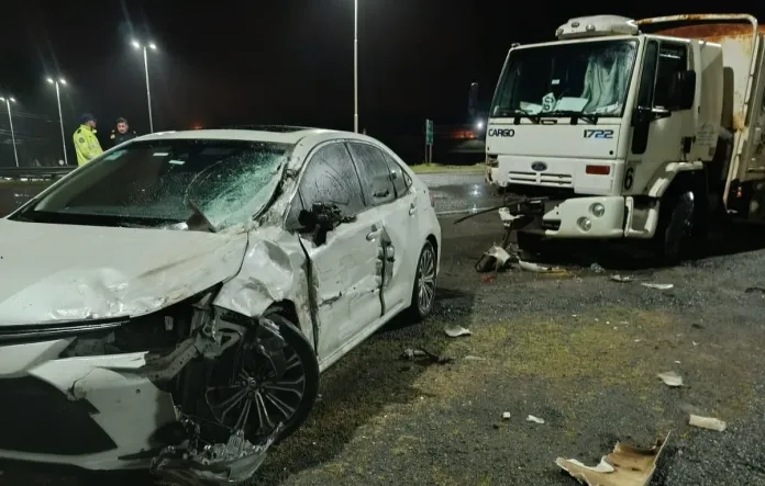  Conducía alcoholizado y chocó contra un camión estacionado