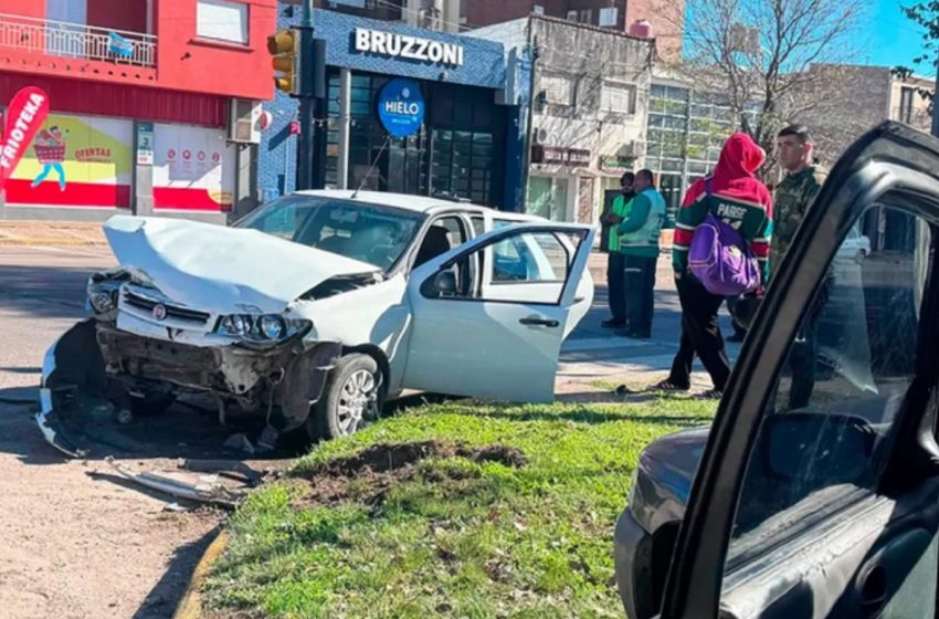  Habría cruzó en rojo un semáforo y chocó con otro vehículo