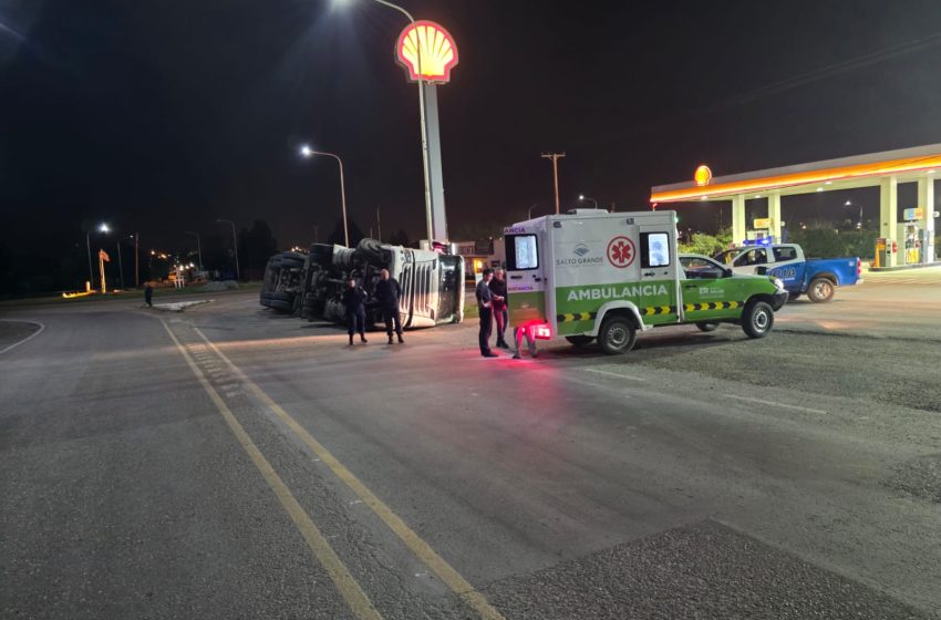  Victoria: Vuelco de un camión en la rotonda de rutas 11 y 26