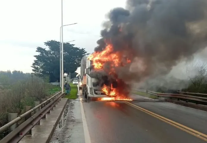  Gualeguay: Se liberó la ruta 12 tras el incendio de un camión