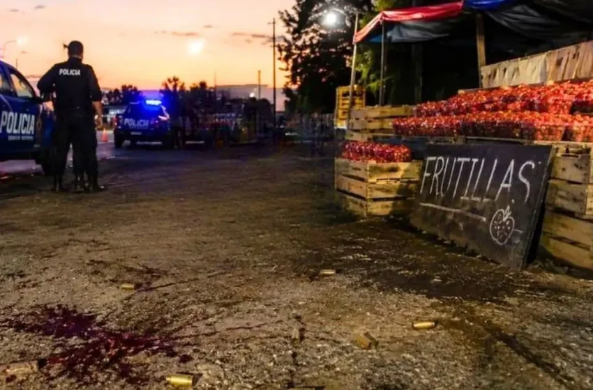  Una pelea por puestos de frutillas en Ruta 168 dejó un hombre en terapia intensiva