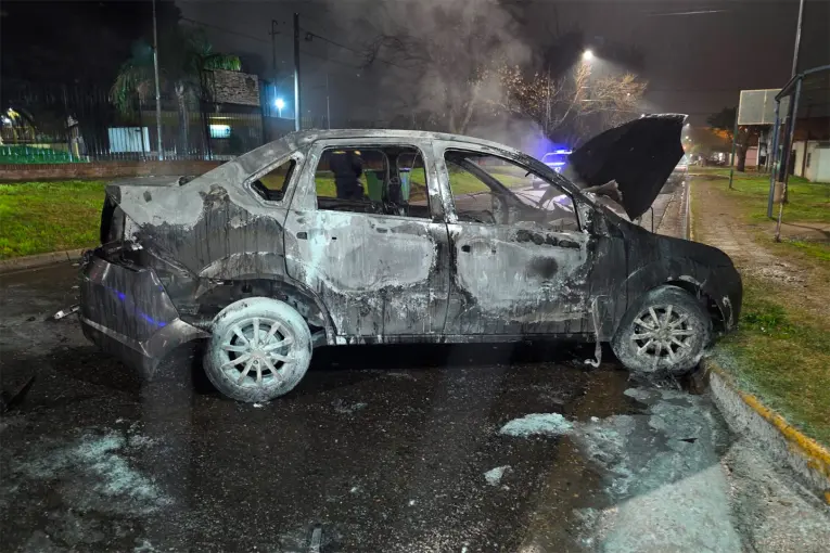  Un auto se incendió durante la madrugada en Paraná y sufrió daños casi totales