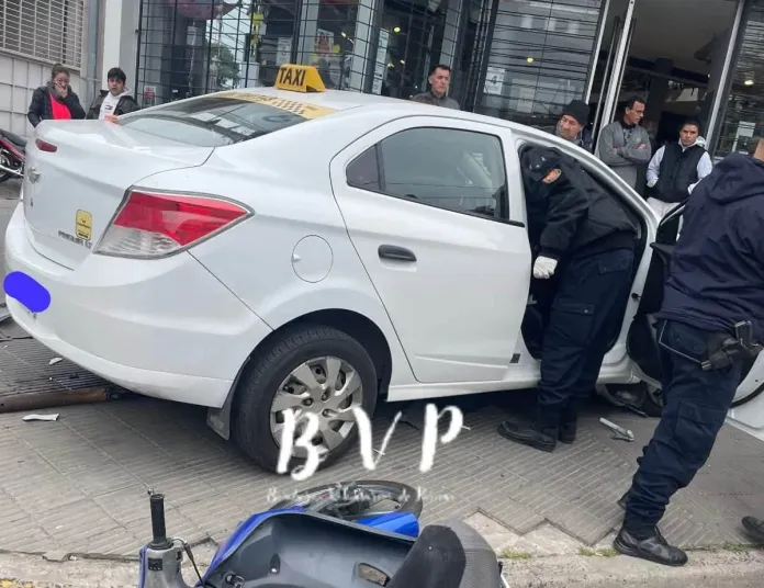  Murió un taxista en Paraná tras descompensarse, subir a la vereda y chocar una moto: Revelan identidad