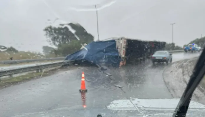  Violento vuelco en el Acceso Norte de Paraná, en medio de la tormenta