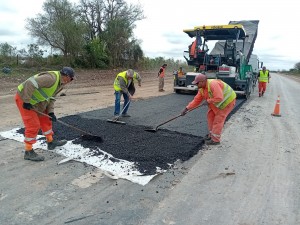  Comenzó la colocación de la primera carpeta asfáltica de la ruta a Puerto Curtiembre